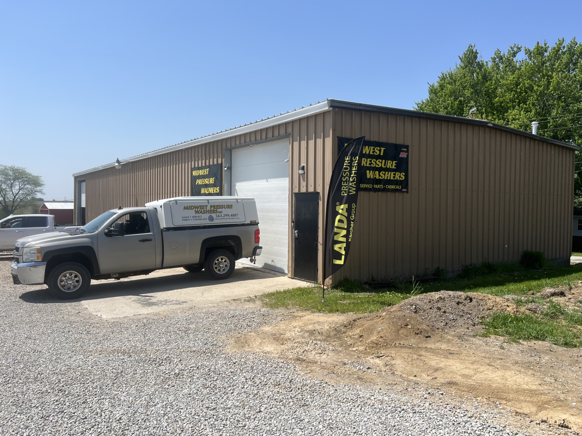MWPW Exterior exterior building and work truck